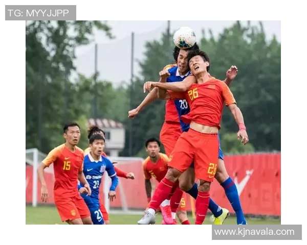 足球明星与国足亲密互动瞬间展现团结与梦想的力量