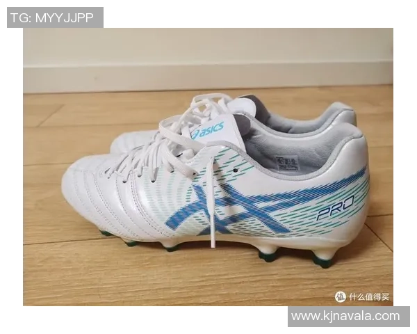 中场足球明星们的足球鞋选择与性能分析揭秘